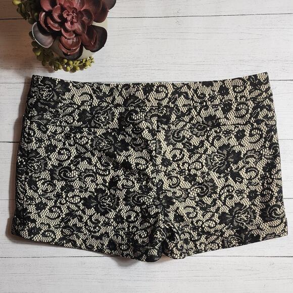 Bebe Women's Shorts Size 6 Black And Cream Lace Embroidered Mini Short Classy - Picture 2 of 5